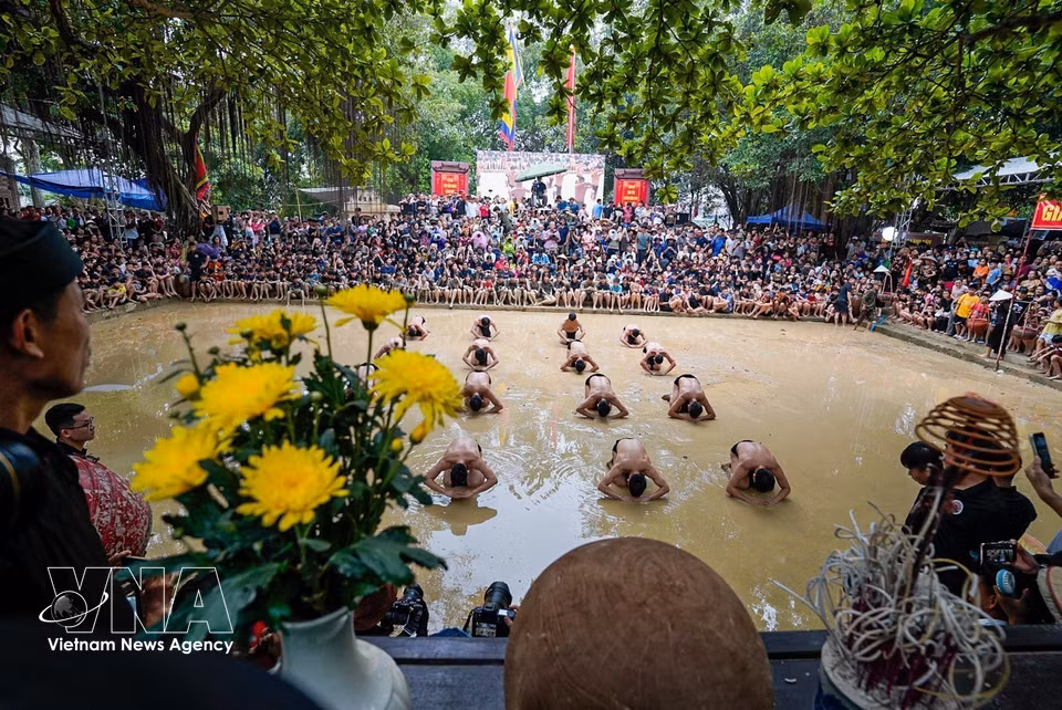 Antes del inicio del partido, los participantes realizan el ritual de ofrenda. Foto: VNA