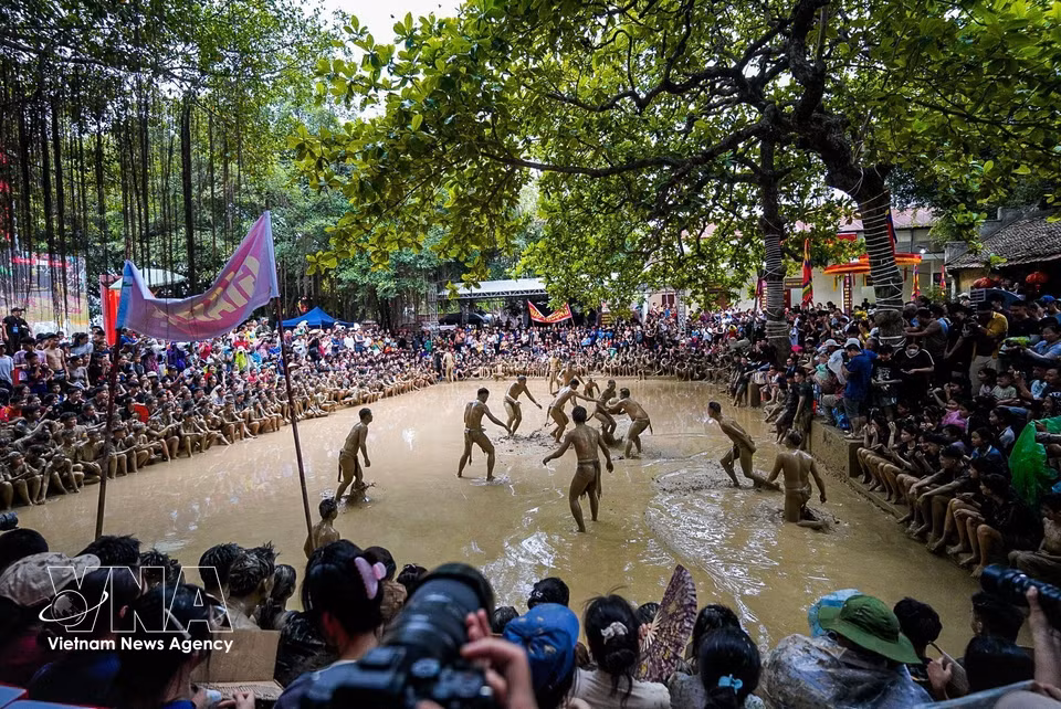 El festival atrae a una gran cantidad de espectadores por su ambiente vibrante, las intensas disputas por la bola en el campo de barro y los rituales de fuerte carácter espiritual, en los que se reza por un clima favorable y buenas cosechas. Foto: KVNA