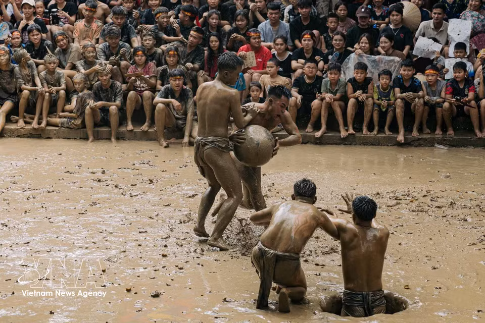 Una jugada de ataque en la que un jugador abraza con fuerza la bola de madera e intenta superar la defensa del rival para llevarla al hoyo de puntuación. Foto: VNA