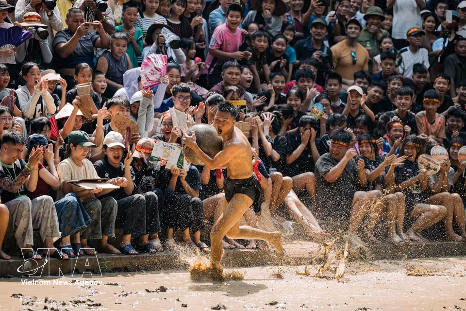 La bola de madera, que pesa alrededor de 20 kg, hace que cada movimiento requiera resistencia y habilidad. Un jugador abraza la bola y avanza rápidamente por el campo de barro entre los vítores de cientos de espectadores. El ambiente del festival a veces es tan intenso como un gran partido de fútbol. Foto: VNA
