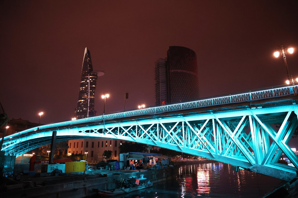El puente Mong, un monumento arquitectónico-artístico de nivel municipal y el viaducto más antiguo de Ciudad Ho Chi Minh, conecta el centro de la ciudad con el antiguo Distrito 4, y fue construido entre 1893 y 1894. Foto: Foto: Hong Dat - VNA