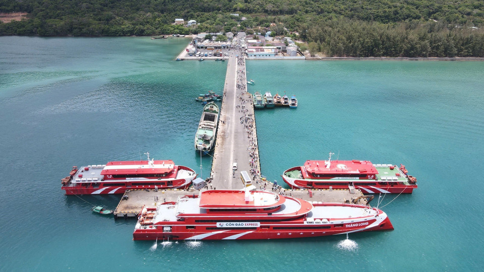 Las rutas de ferry de pasajeros de alta velocidad que conectan Con Dao con el distrito de Tran De (provincia de Soc Trang), la ciudad de Vung Tau y Ciudad Ho Chi Minh han contribuido a satisfacer las necesidades de viaje de personas y turistas desde el continente a la isla y viceversa. Fotografía: Huynh Son-VNA