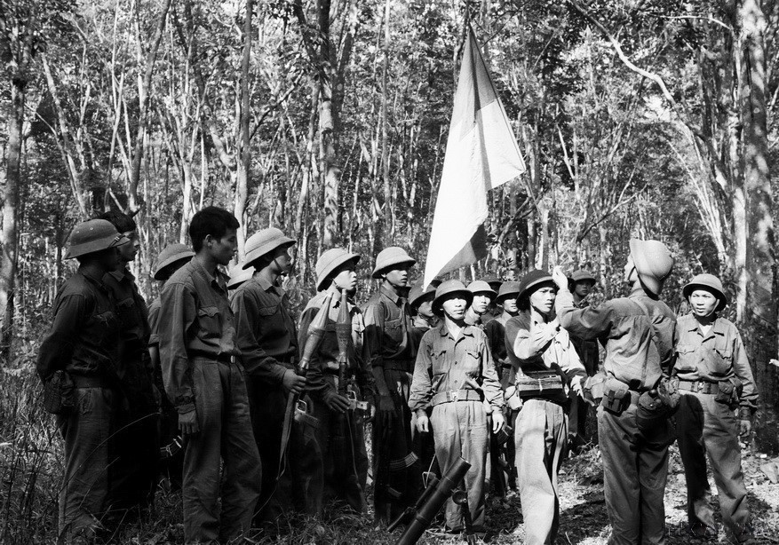 Ceremonia de entrega de la bandera de la victoria y despedida al Regimiento 3 (Brigada Khe Sanh) antes de partir a la campaña de liberación de Saigón, realizada en el bosque de caucho de Bien Hoa (provincia de Dong Nai). Foto: Quang Thanh – VNA