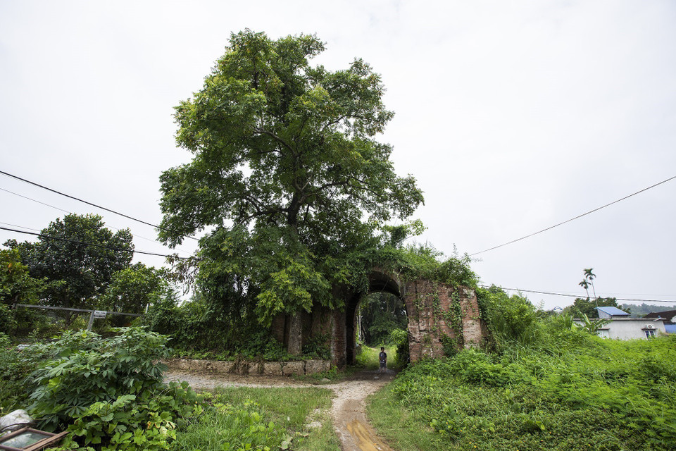 La “Ciudadela de la dinastía Mac” (según el nombre dado por los habitantes locales) conserva únicamente la puerta occidental en un estado relativamente intacto, con una estructura abovedada construida en varias capas de ladrillos cocidos. Foto: Trong Dat – VNA