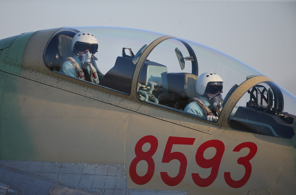 Los soldados del Regimiento 927 de la División 371 dominaron el caza multifunción SU-30MK2 en el cielo. Foto: Duong Giang – VNA