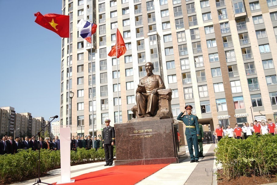 La ceremonia de inauguración del Monumento del Presidente Ho Chi Minh en la ciudad de San Petersburgo, Rusia (2023). Foto: Duy Trinh – VNA