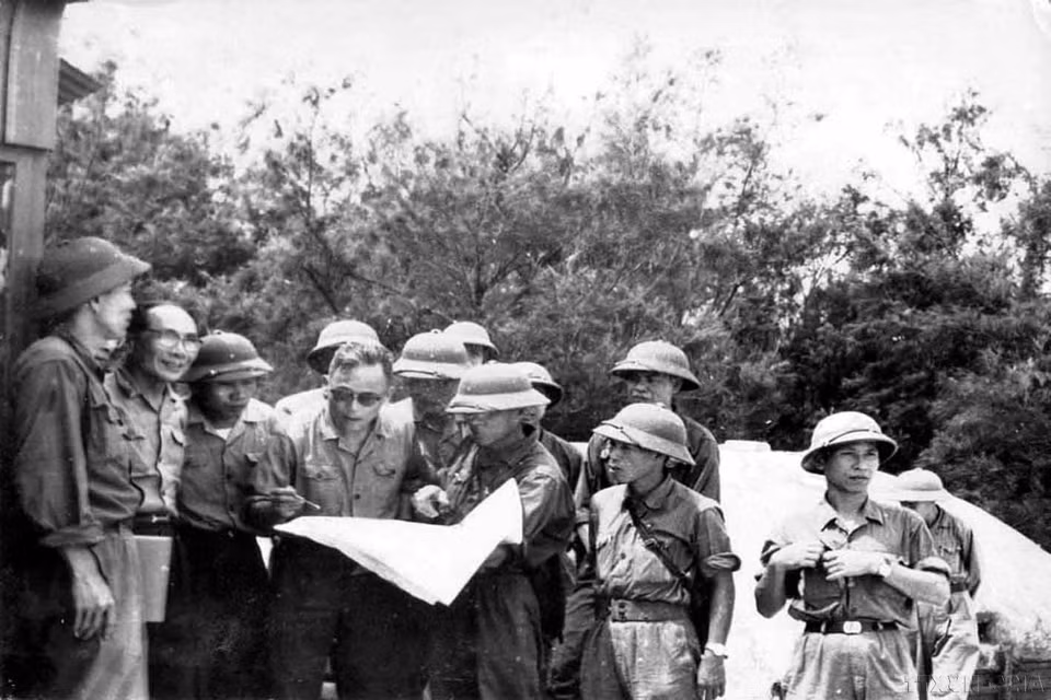El general Chu Huy Man, comandante de la Región Militar 5 (con gafas), dirigió los ataques a la ciudad de Da Nang. Foto: Archivo de la VNA