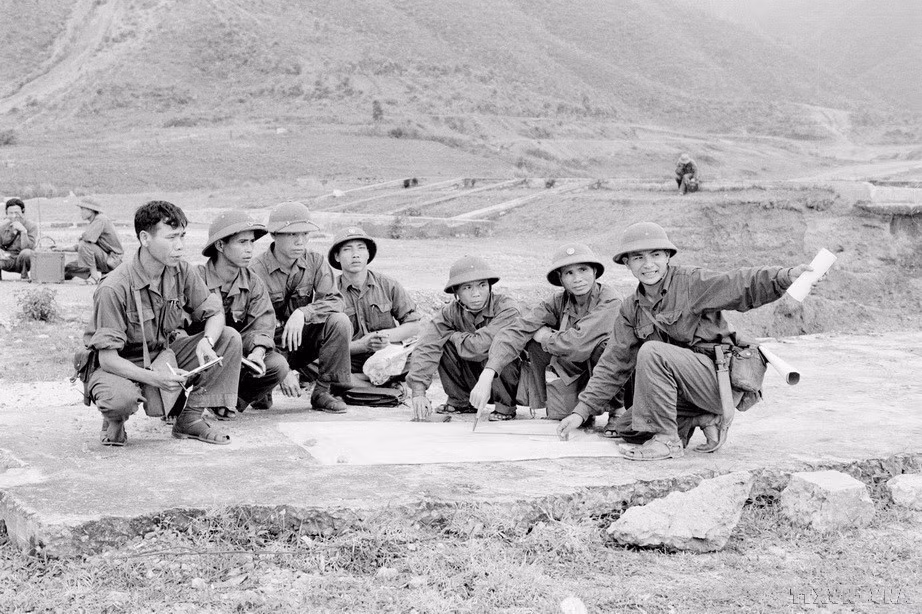 La Junta de Mando del Regimiento 1 de la División Khe Sanh se reunió para discutir la dirección del ataque a Da Nang. Foto: Vu Tao - VNA