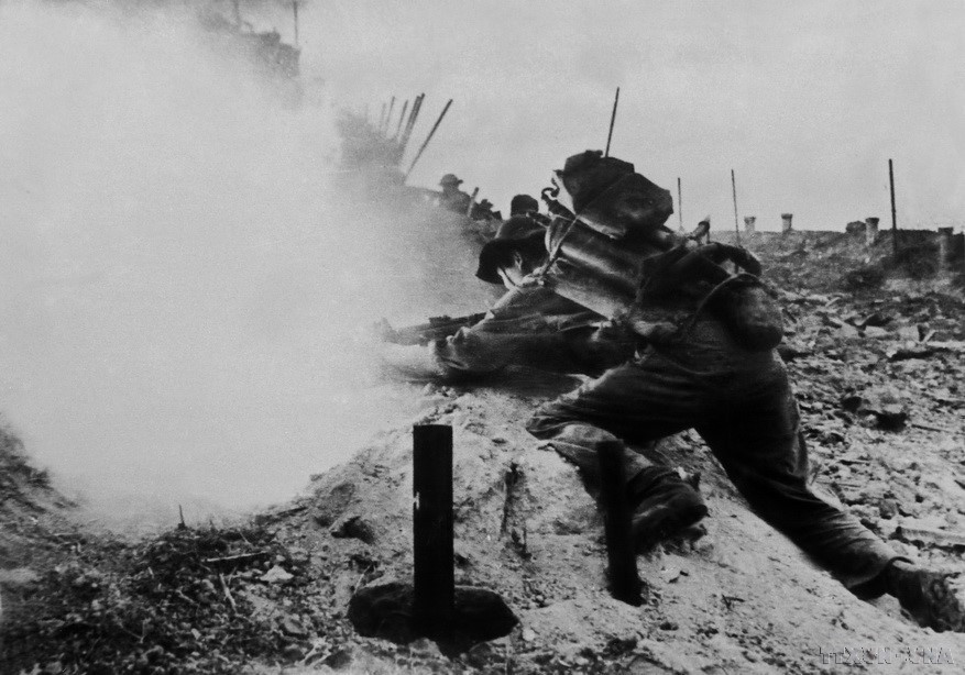 El Ejército de Liberación utilizó lanzallamas para destruir al enemigo atrincherado en un búnker subterráneo en la base de Nong Son (Que Son, Quang Nam). Foto: Thanh Thoi - VNA