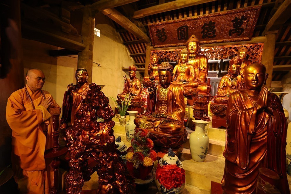 El conjunto de estatuas de budas de la pagoda Con Son, datado de la dinastía de Le Trung Hung, es un tesoro nacional. Foto: Minh Duc – VNA