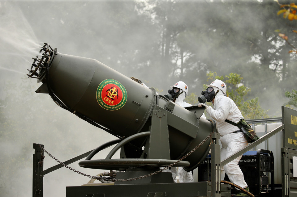 El cuerpo químico organizó un simulacro de defensa civil para responder los incidentes y mejorar la capacidad de tratamiento y control de la contaminación. Foto: Duong Giang – VNA