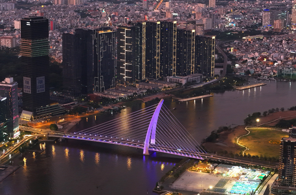 El sistema de alumbrado ayuda a mejorar la estética nocturna y a promover la imagen arquitectónica urbana, atrayendo visitantes a Ciudad Ho Chi Minh por la noche. Foto: Hong Dat - VNA