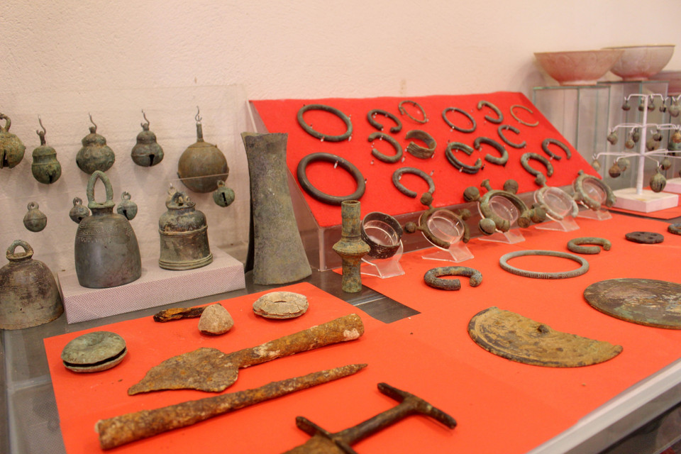 Diversas piezas y antigüedades que datan desde 1.500 años antes de Cristo hasta antes de 1975 se conservan en el Museo. Foto: Hong Hieu – VNA