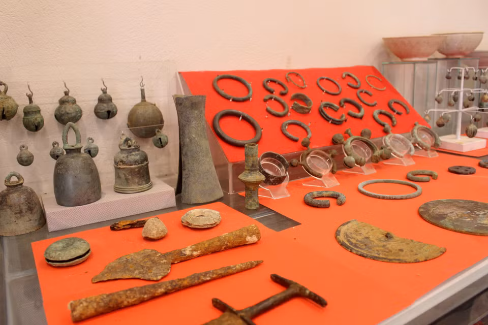 Diversas piezas y antigüedades que datan desde 1.500 años antes de Cristo hasta antes de 1975 se conservan en el Museo. Foto: Hong Hieu – VNA