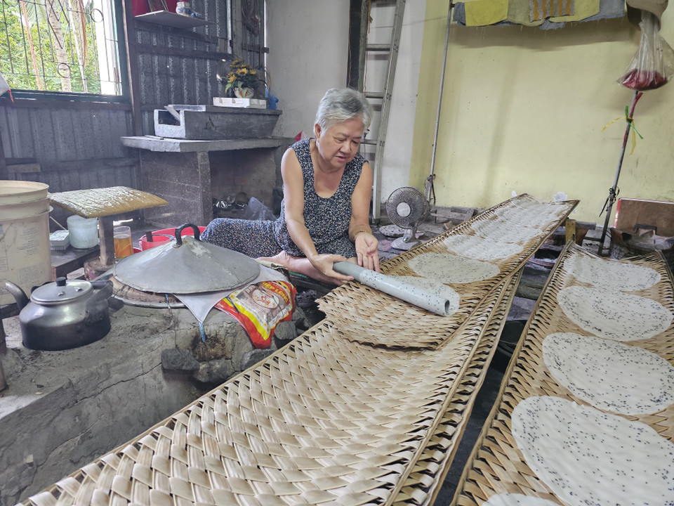 Una anciana del caserío Nghia Huan, en la comuna de My Thạnh, continúa la tradición centenaria del banh trang My Long, transmitida de generación en generación. Chuong Dai/VNA
