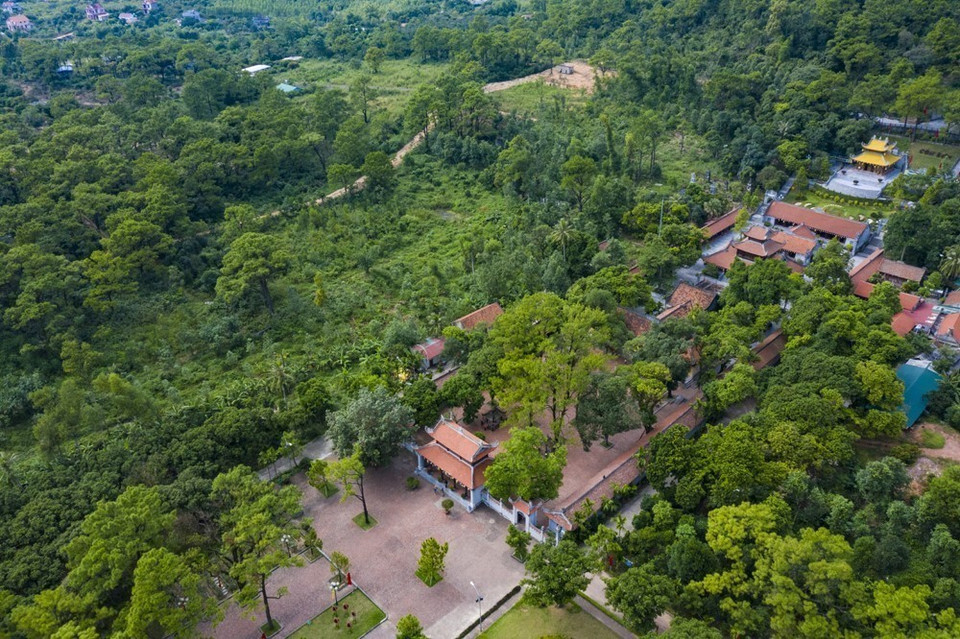 El sitio Con Son – Kiep Bac reúne numerosas construcciones arquitectónicas antiguas como templos, pagodas y torres, enmarcadas en un majestuoso paisaje montañoso. Cada lugar conserva valores culturales e históricos centenarios del pueblo vietnamita. Foto: Minh Duc – VNA