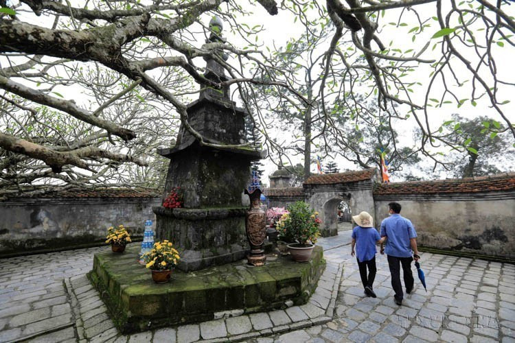 La torre Hue Quang, ubicada en el conjunto de reliquias y bosque nacional de Yen Tu, es la estupa que alberga las reliquias del rey-monje Tran Nhan Tong. Hoy en día, el jardín de la torre Hue Quang contiene 64 torres y tumbas, de las cuales 40 fueron restauradas en 2002. (Foto: VNA)