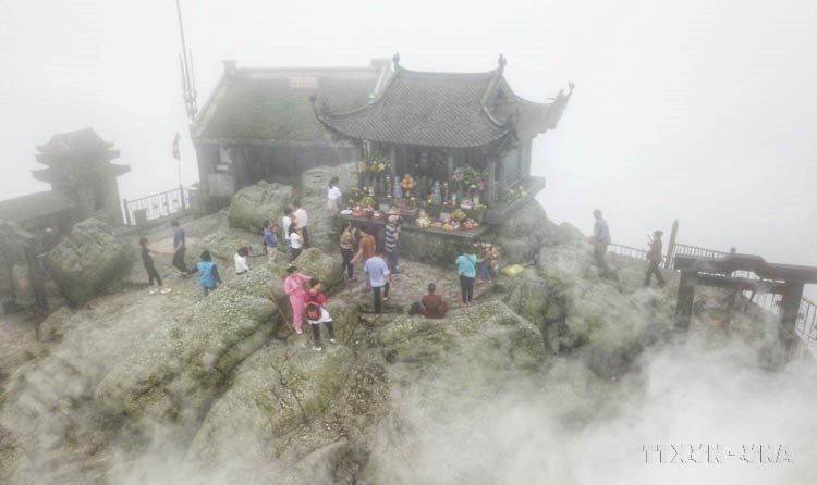 La pagoda Dong, en el conjunto de monumentos y paisajes de Yen Tu, está hecha completamente de bronce y se encuentra en la cima más alta de la montaña Yen Tu. (Foto: VNA)