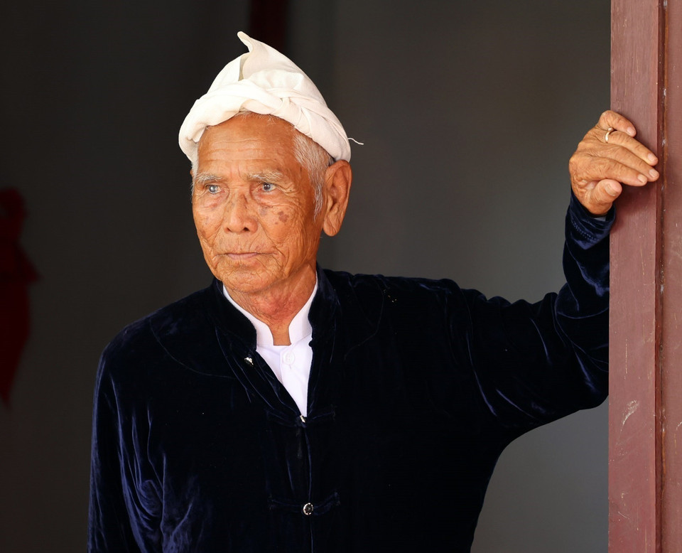 Para el pueblo Cham, los valores culturales y espirituales tradicionales no se pierden mientras la gente siga usando los trajes típicos en la vida cotidiana y, especialmente, durante las festividades, el año nuevo lunar y las ceremonias importantes. Foto: VNA