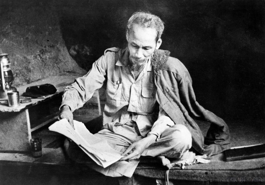 El Presidente Ho Chi Minh fue un lector activo de la prensa nacional e internacional. Cultivó el hábito de leer periódicos de forma constante y rigurosa. En la foto: Durante el período de resistencia contra los colonialistas franceses en la base revolucionaria Viet Bac, el Presidente Ho Chi Minh dedicaba tiempo a la lectura de libros y periódicos. Foto: Archivo de VNA