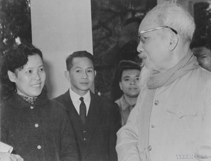 El Presidente Ho Chi Minh aconsejando a la reportera Tue Oanh de la Agencia Vietnamita de Noticias (VNA) sobre cómo escribir noticias durante la cobertura de las elecciones de la Asamblea Nacional (26 de abril de 1964). Foto: Archivo de VNA