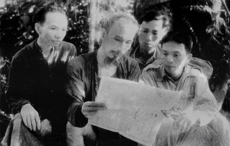 El Presidente Ho Chi Minh junto a los camaradas Truong Chinh, Le Duc Tho y Vo Nguyen Giap leyendo un periódico en la base de resistencia ATK Thai Nguyen en 1947. Foto: Archivo de VNA