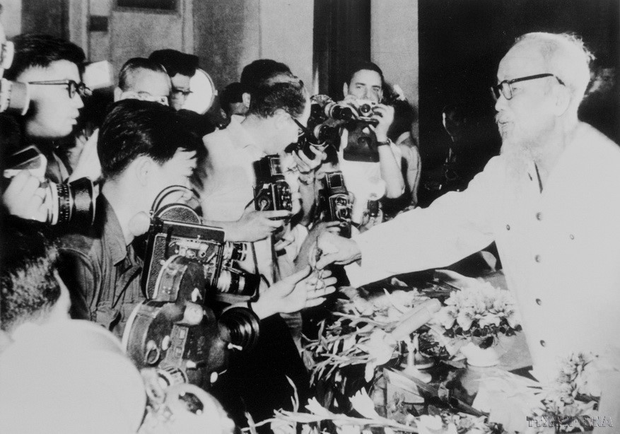 Durante su vida, el Presidente Ho Chi Minh prestó gran atención al trabajo periodístico. En la foto: El Presidente Ho Chi Minh se reúne con periodistas nacionales e internacionales en Hanoi (mayo de 1968). Foto: Archivo de VNA
