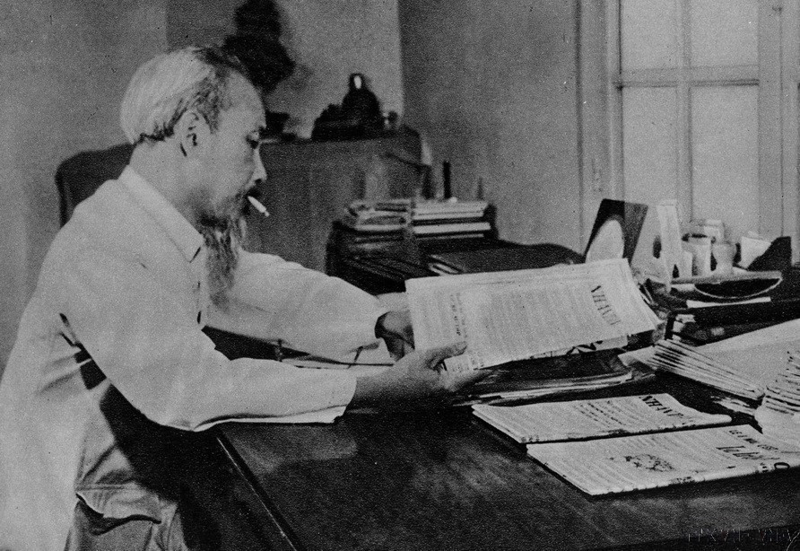 El Presidente Ho Chi Minh dedicó tiempo a la lectura de periódicos en el Palacio Presidencial, en los primeros días de paz en 1954. Foto: VNA