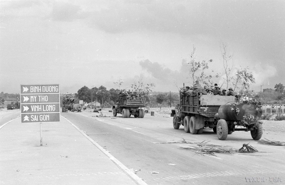 El Ejército de Liberación avanza hacia Saigón por la autopista Bien Hoa. Foto: Vu Tao – VNA
