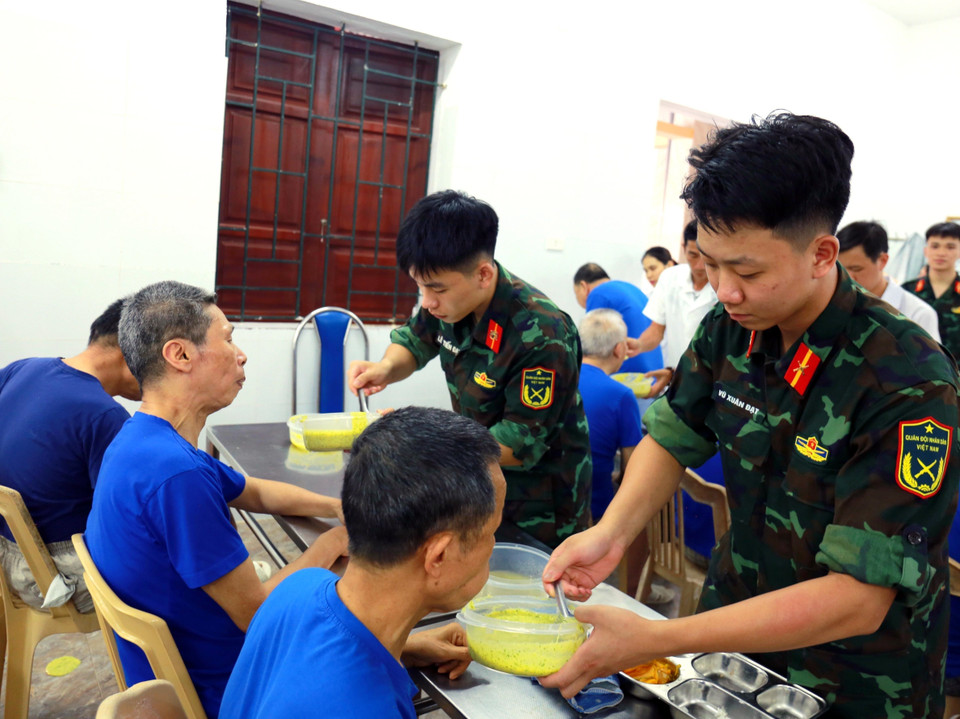 Estudiantes de la Academia de Técnicas Criptográficas participan como voluntarios en el cuidado de los veteranos de guerra y soldados pacientes en el Centro de rehabilitación para veteranos de guerra de Kim Bang. Foto: VNA