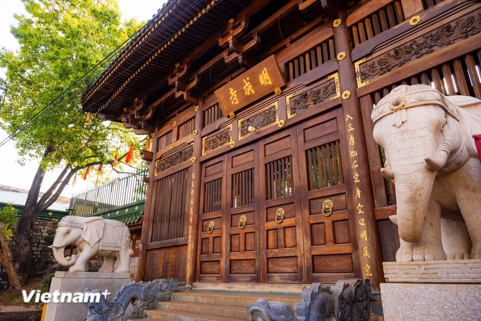 Ubicada a unos dos kilómetros del centro de Pleiku, la pagoda muestra influencias de la arquitectura japonesa. Fue construida en 1964 por el venerable Thich Giac Dao y se ha convertido en un lugar de culto e incienso para los budistas locales. (Foto: Vietnam+)
