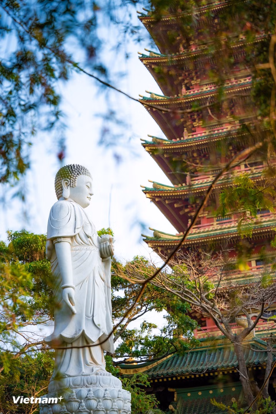 La arquitectura del templo combina principalmente el estilo de las pagodas de las dinastías Ly y Tran con elementos de templos chinos y santuarios japoneses, creando un intercambio cultural entre civilizaciones asiáticas. (Foto: Vietnam+)