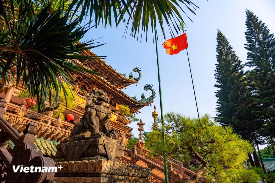 La arquitectura del templo crea un espacio amplio y solemne. (Foto: Vietnam+)