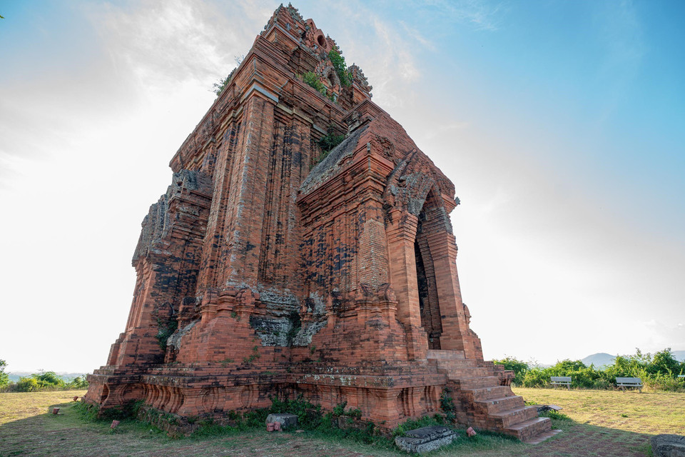 La Torre Principal (Kalan), situada en la parte más alta de la colina, mide 29,6 m de altura, con base cuadrada de 12 m de ancho, una puerta principal orientada al Este y tres puertas falsas. Khanh Hoa – VNA