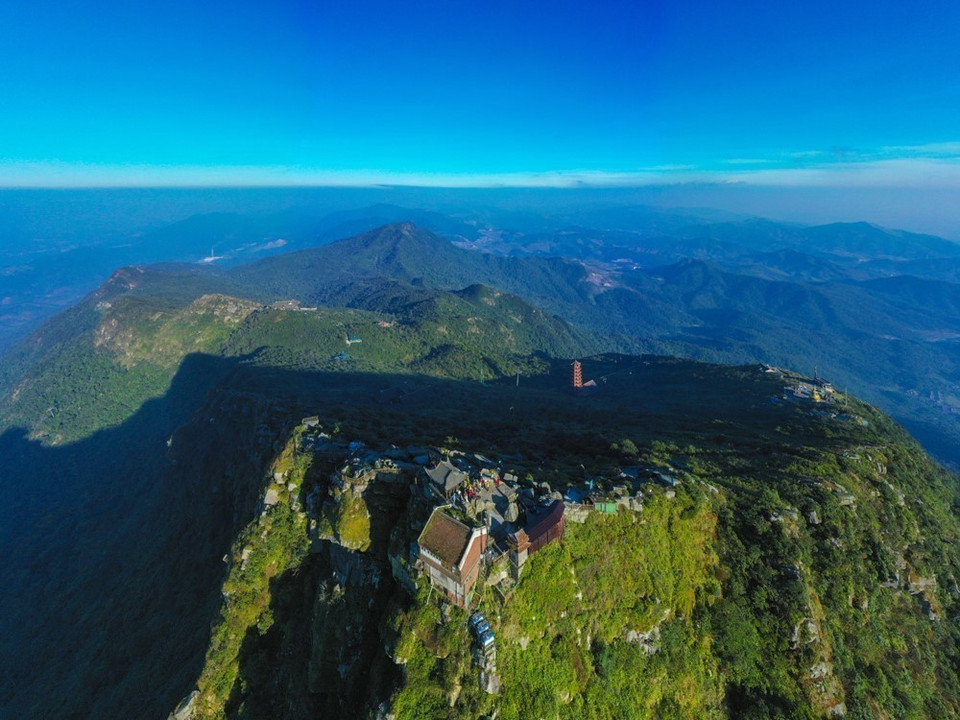 La belleza de la zona de Yen Tu reside en la grandiosidad y serenidad de sus montañas y bosques, armonizadas con la antigüedad y el sosiego de su sistema de pagodas, torres y espacios de meditación. Foto: Minh Duc – VNA