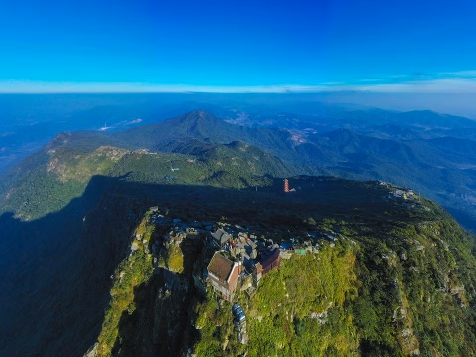 La belleza de la zona de Yen Tu reside en la grandiosidad y serenidad de sus montañas y bosques, armonizadas con la antigüedad y el sosiego de su sistema de pagodas, torres y espacios de meditación. Foto: Minh Duc – VNA