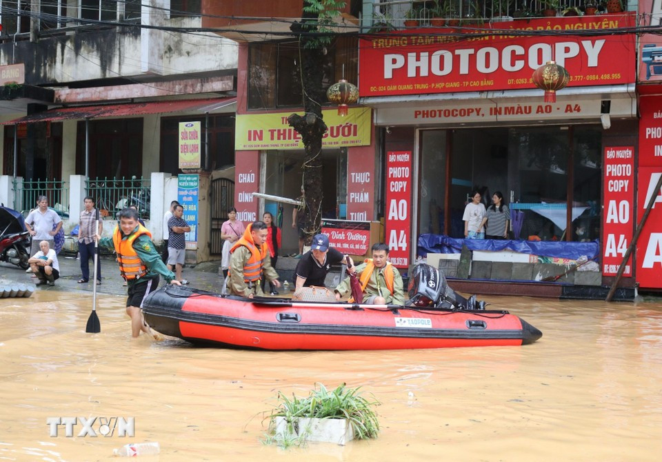 Las furezas de la provincia de Cao Bang ayudan a los pobladores a trasladar sus bienes. (Foto: VNA)