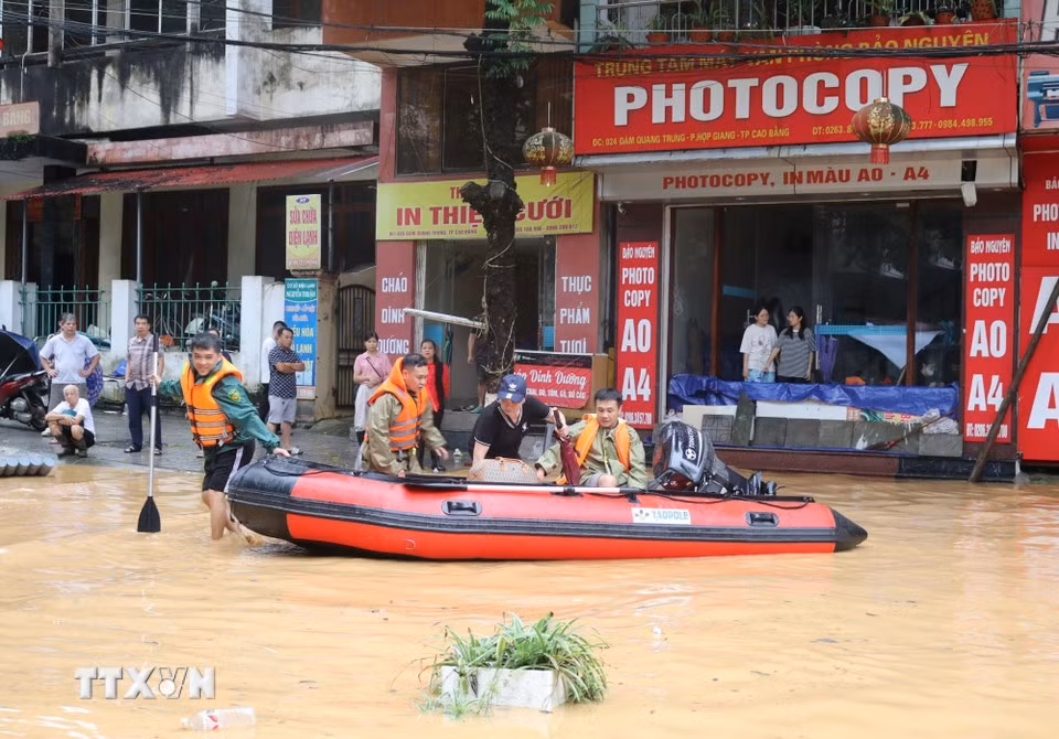 Las furezas de la provincia de Cao Bang ayudan a los pobladores a trasladar sus bienes. (Foto: VNA)
