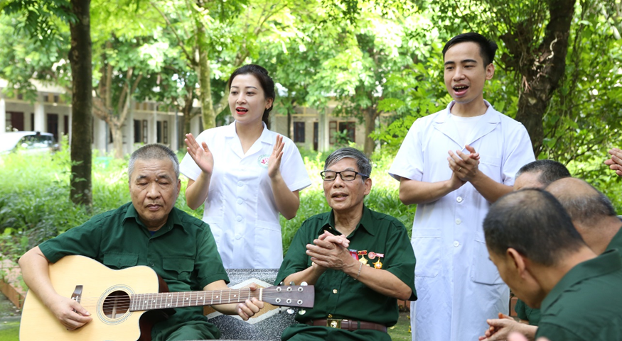 El personal médico brinda atención a los veteranos de guerra y pacientes en el Centro. Foto: Centro de rehabilitación para veteranos de guerra de Kim Bang