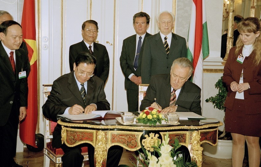El presidente de Hungría, Ferenc Mádl, y su homólogo de Vietnam, Tran Duc Luong, presencian la firma de la Declaración Conjunta y del Acuerdo de Cooperación Económica entre ambos países (2004). Foto: VNA