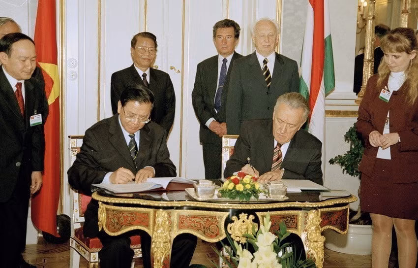 El presidente de Hungría, Ferenc Mádl, y su homólogo de Vietnam, Tran Duc Luong, presencian la firma de la Declaración Conjunta y del Acuerdo de Cooperación Económica entre ambos países (2004). Foto: VNA
