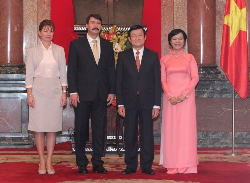 El presidente de Vietnam, Truong Tan Sang, y su esposa reciben al presidente de Hungría, János Áder, y su cónyuge en una visita de Estado a la nación indochina (Hanoi, 27 de noviembre de 2014). Foto: VNA