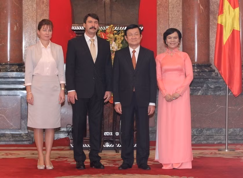 El presidente de Vietnam, Truong Tan Sang, y su esposa reciben al presidente de Hungría, János Áder, y su cónyuge en una visita de Estado a la nación indochina (Hanoi, 27 de noviembre de 2014). Foto: VNA