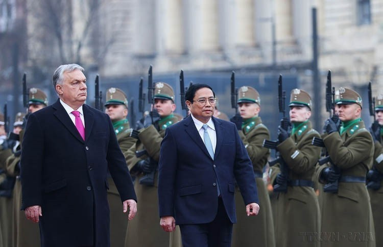 El primer ministro Viktor Orbán preside la ceremonia de bienvenida a su homólogo vietnamita, Pham Minh Chinh, en su visita oficial a Hungría (Budapest, 18 de enero de 2024). Foto: VNA