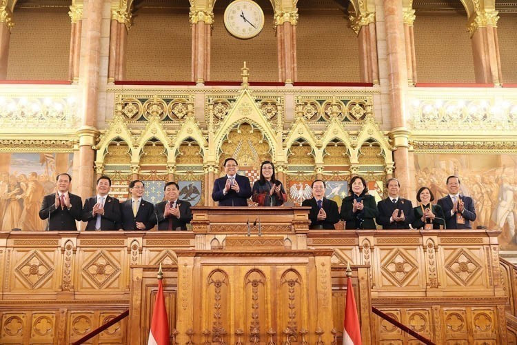 El primer ministro de Vietnam, Pham Minh Chinh, y su esposa visitan la Casa del Parlamento de Hungría en Budapest (19 de enero de 2024). Foto: VNA