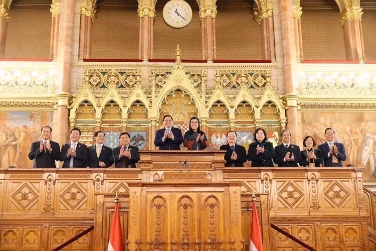 El primer ministro de Vietnam, Pham Minh Chinh, y su esposa visitan la Casa del Parlamento de Hungría en Budapest (19 de enero de 2024). Foto: VNA