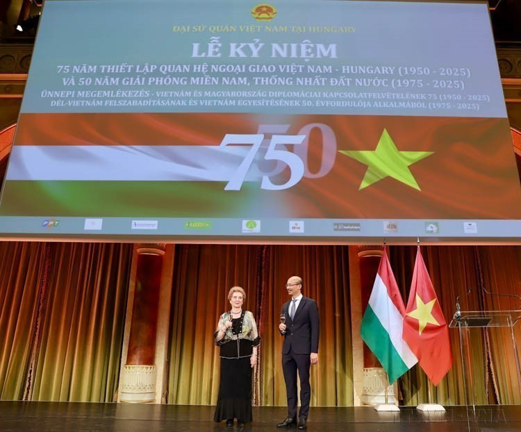 El embajador de Vietnam en Hungría, Bui Le Thai, y la vicepresidenta primera del Parlamento de Hungría, Márta Mátrai, participan en la celebración del 75.º aniversario del establecimiento de relaciones diplomáticas (3 de febrero de 1950) y del 50.º aniversario de la Liberación del Sur y Reunificación del país (30 de abril de 1975), realizada en Budapest. Foto: VNA