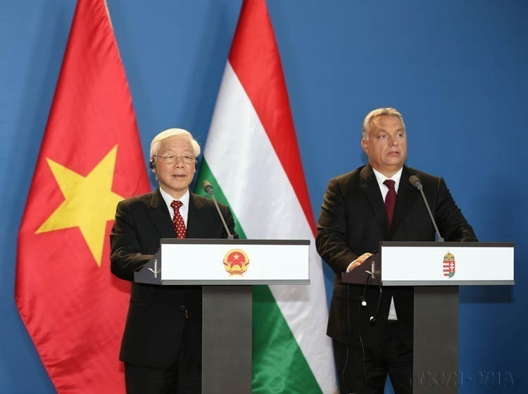 El secretario general del Partido Comunista de Vietnam, Nguyen Phu Trong, y el primer ministro húngaro, Viktor Orbán, anuncian la elevación de las relaciones bilaterales a una Asociación Integral, durante la visita oficial del líder vietnamita a Hungría (Budapest, 10 de septiembre de 2018). Foto: VNA