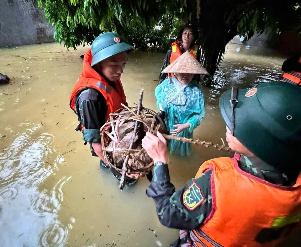 Oficiales y soldados de la Brigada 409 y del Comando Militar de la provincia de Bac Ninh ayudan a los habitantes de la comuna de Xuan Luong a trasladar personas y bienes. Foto: VNA