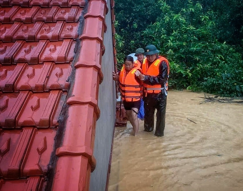Oficiales y soldados de la Brigada 409 y del Comando Militar de la provincia de Bac Ninh ayudan a los habitantes de la comuna de Xuan Luong a trasladar personas y bienes. Foto: VNA